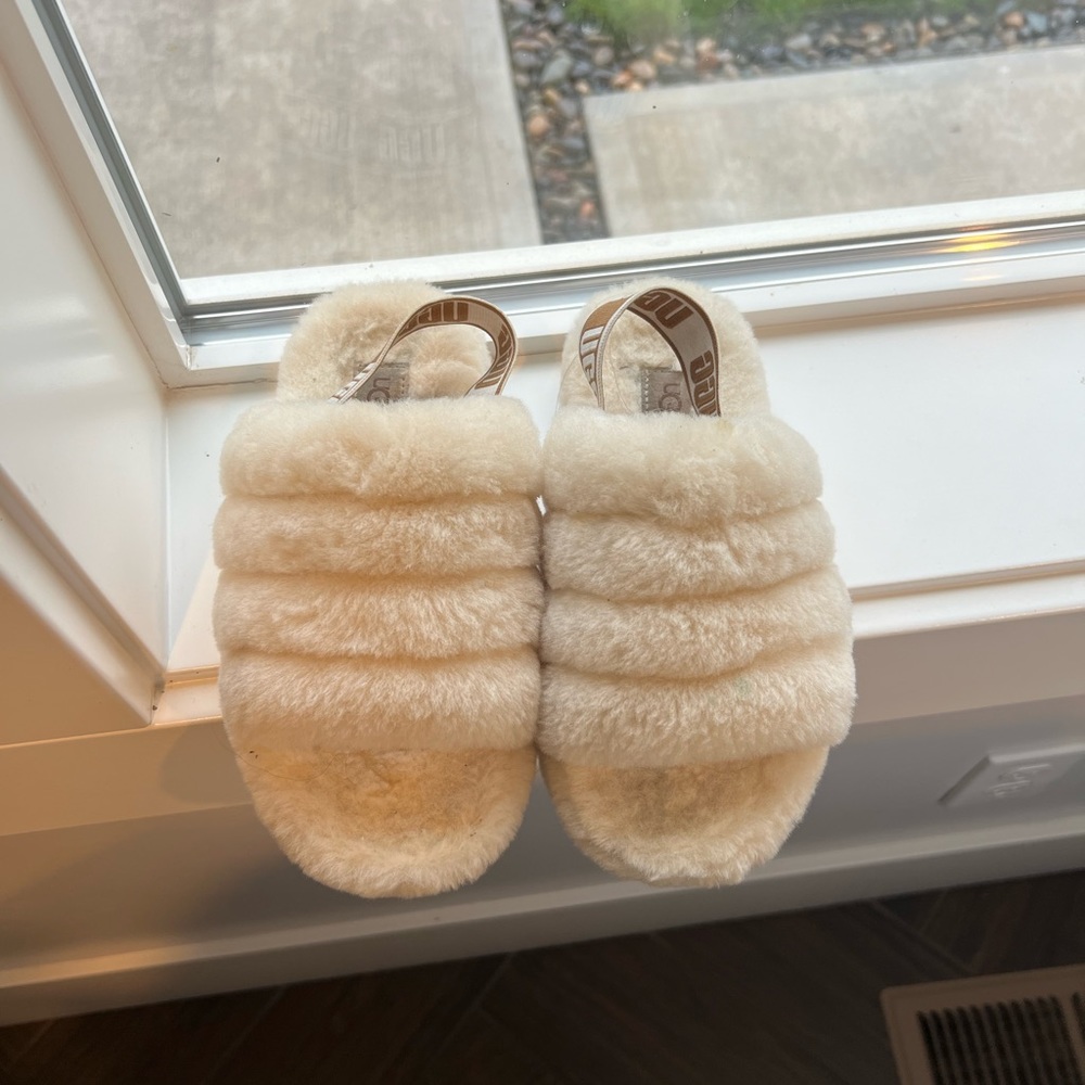 Ugg slippers Size 2 beige color